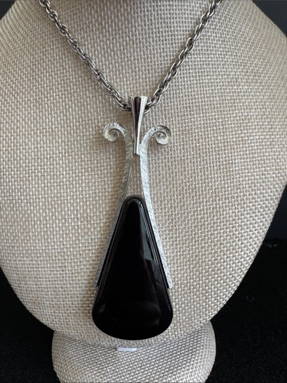 VTG Avon "Ebony Teardrop" Modernist Pendant Necklace Silver Tone Black Lucite
